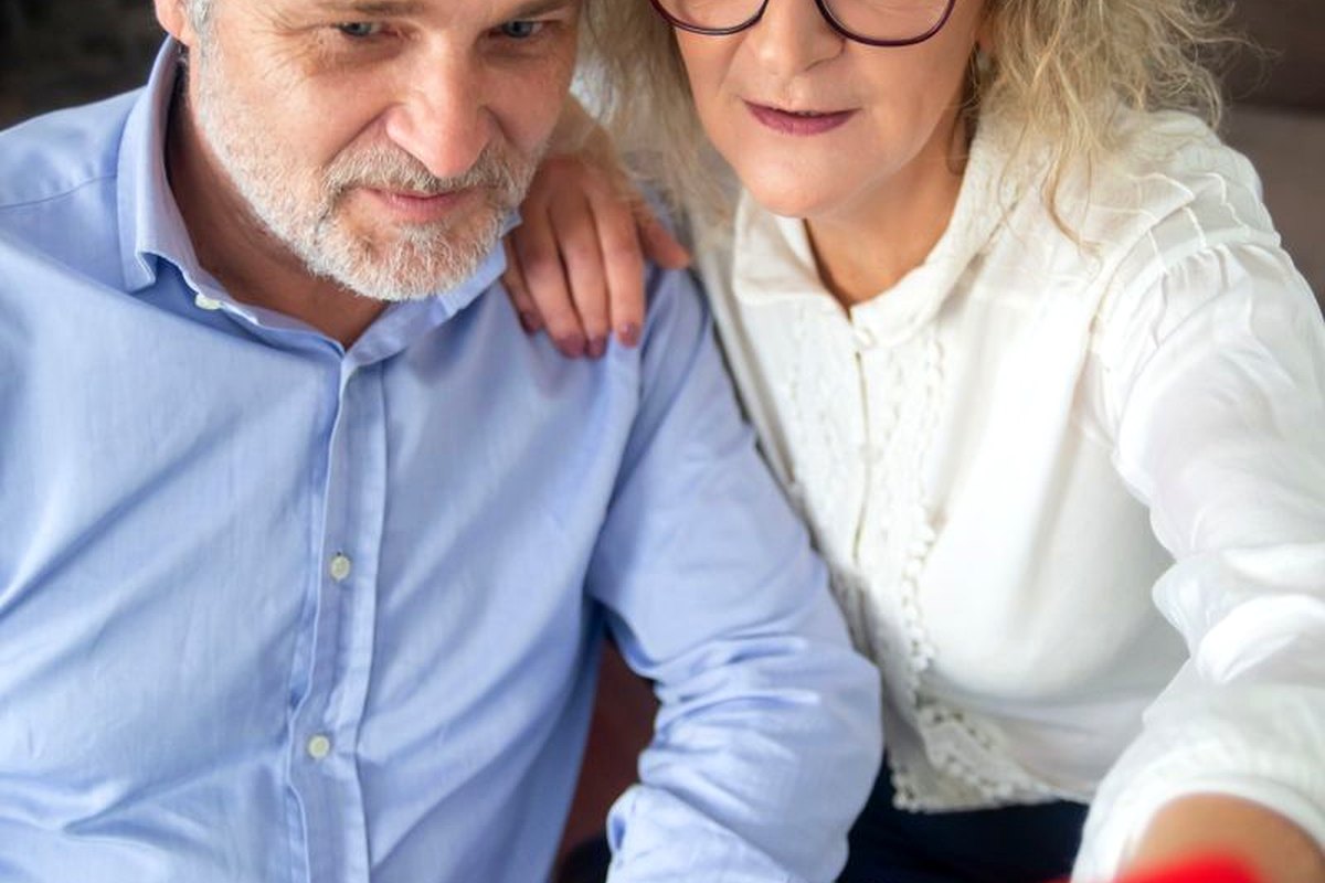How Do I Use AI To Share Photos With My Family